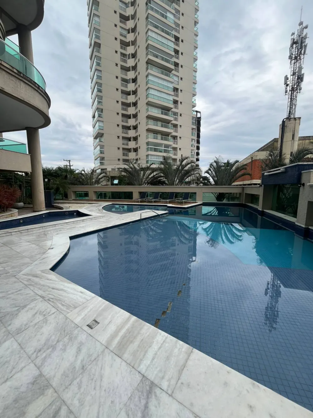 Piscina do condomínio do duplex no Guarujá