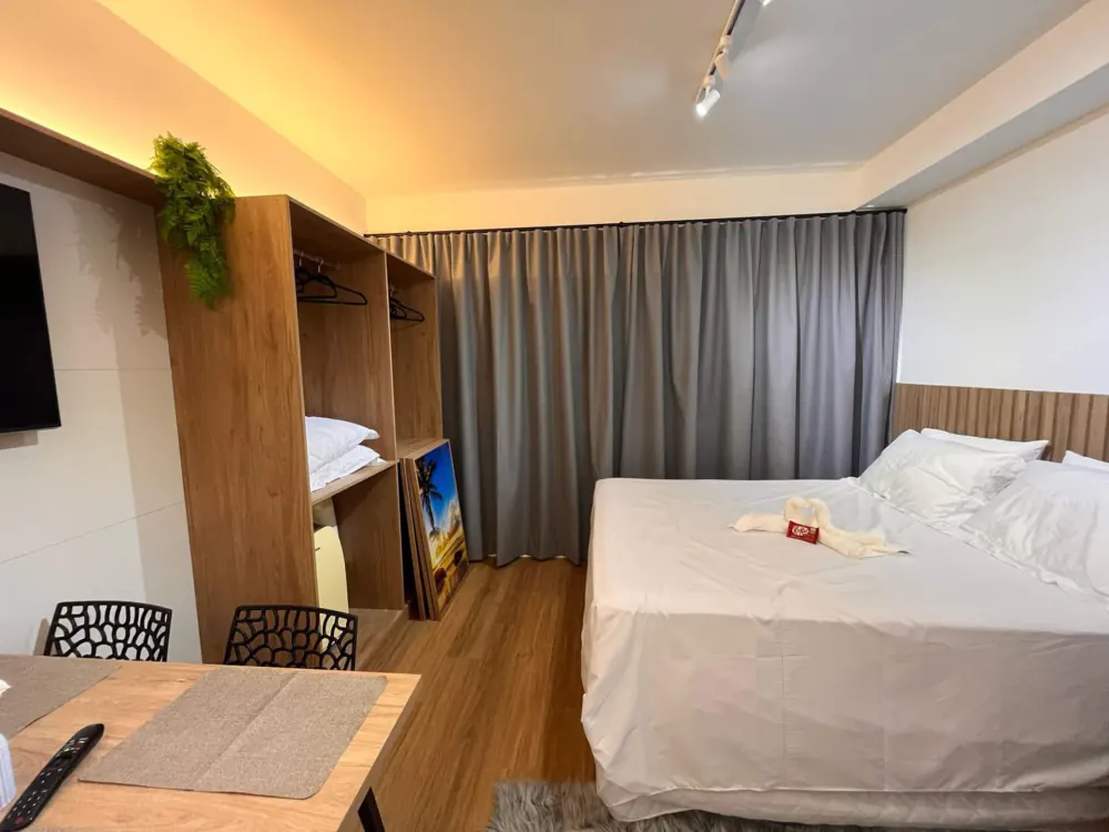 Studio na Vila Matilde com cama queen e painel de madeira