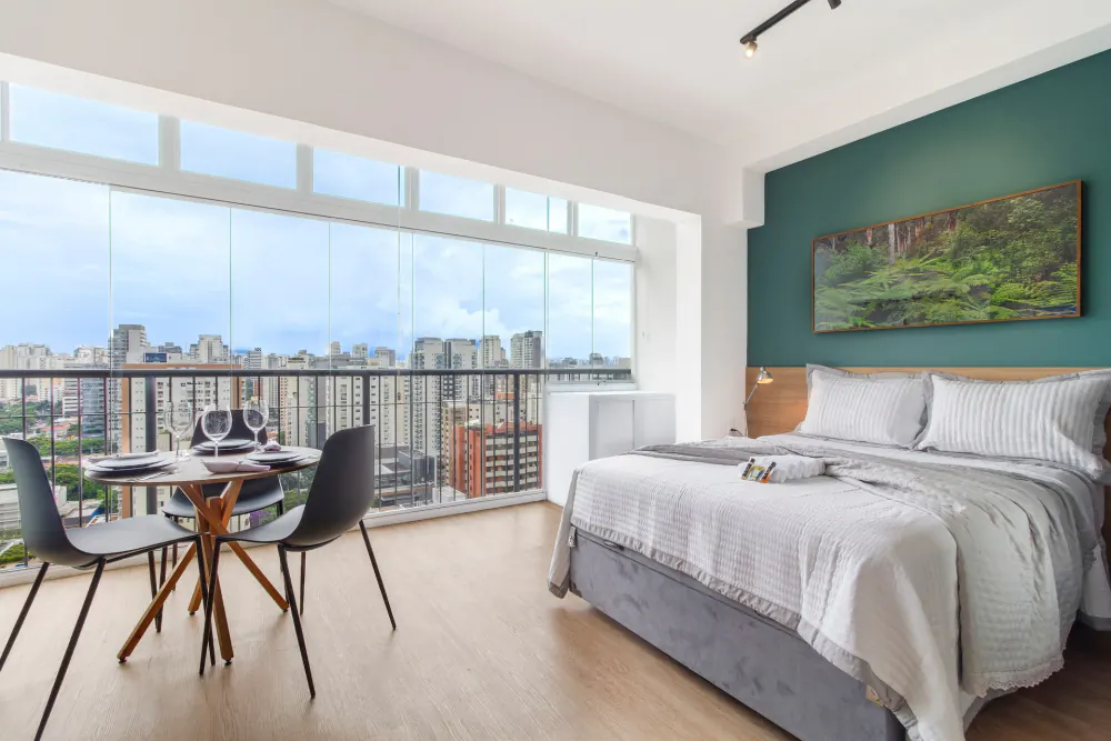 Quarto com janela de vidro do chão ao teto e vista da Vila Olímpia